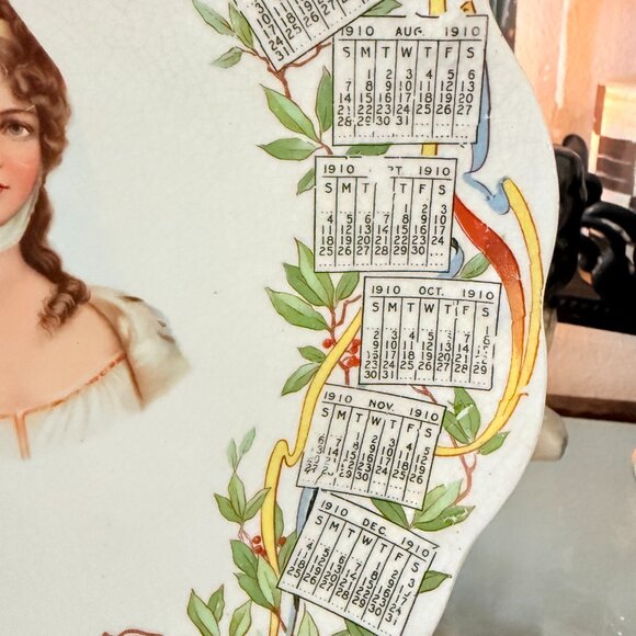 1910 Promotional Calander Plate with Wood stand - Picture 12 of 14